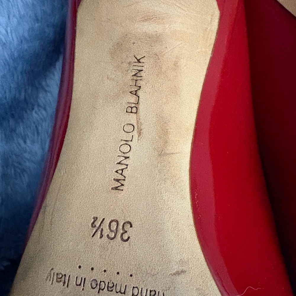 Manolo Blahnik Red Heels with Glossy Patent Leather and Pointed Toe Design - Picture 4 of 6